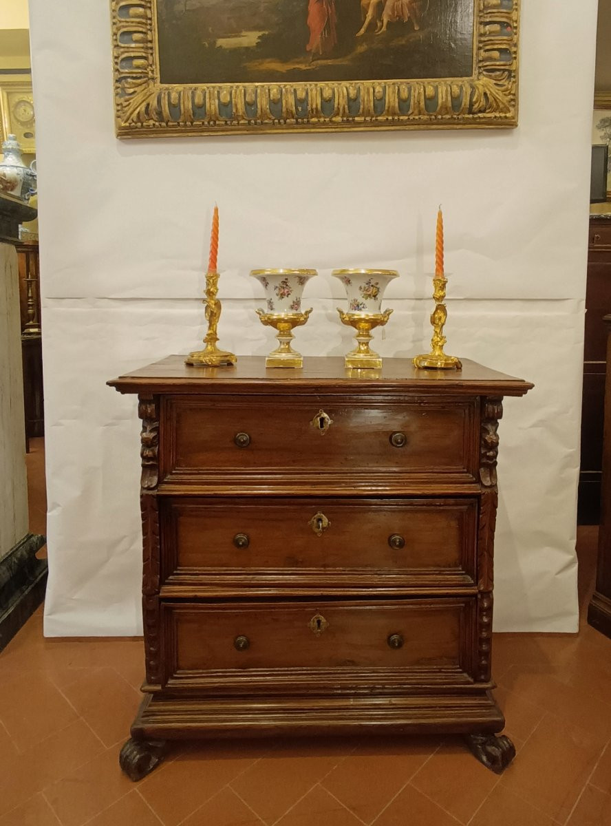First Half Of The 17th Century Small Walnut Chest Of Drawers With Pilasters-photo-1