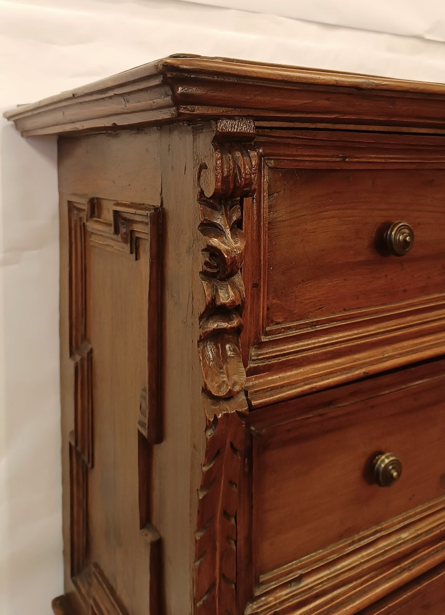 First Half Of The 17th Century Small Walnut Chest Of Drawers With Pilasters-photo-2