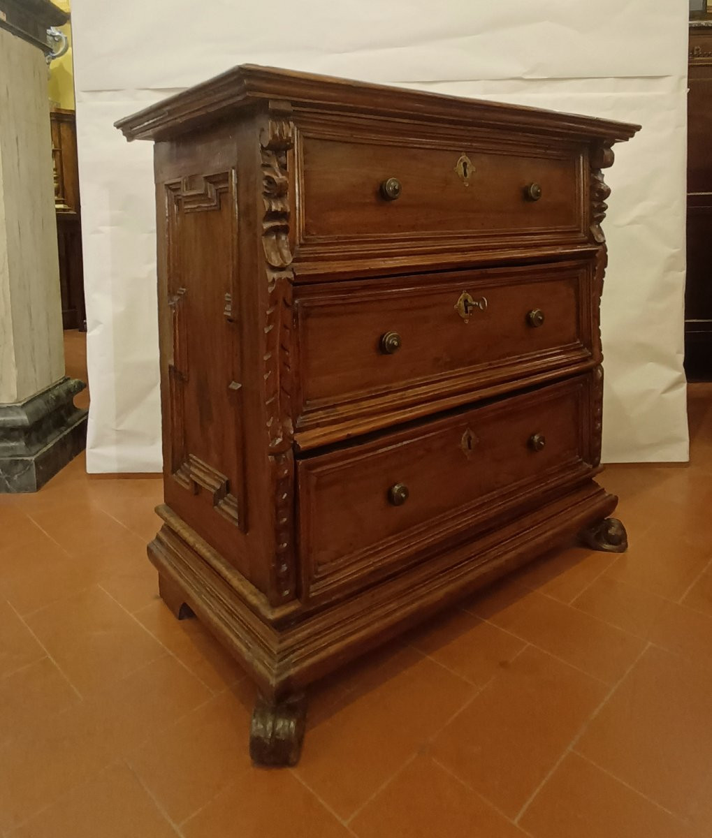 First Half Of The 17th Century Small Walnut Chest Of Drawers With Pilasters-photo-7