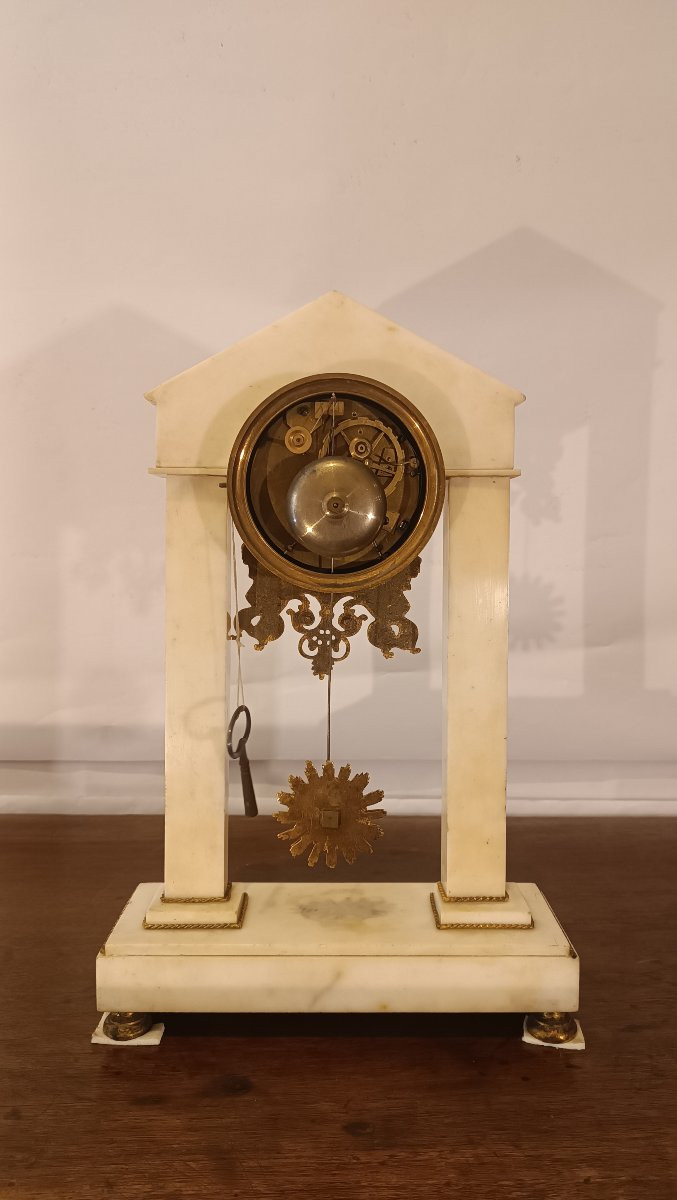 HORLOGE DE TEMPLE EN MARBRE BLANC SECONDE MOITIÉ DU 18ème SIÈCLE-photo-2