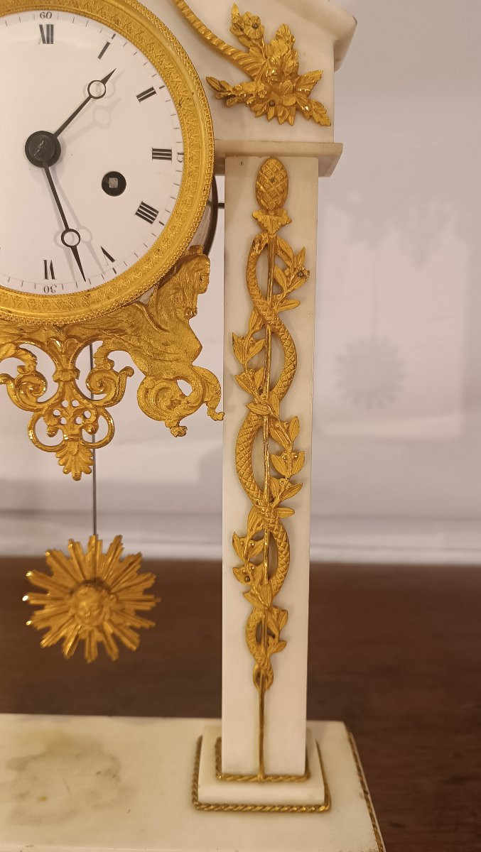 HORLOGE DE TEMPLE EN MARBRE BLANC SECONDE MOITIÉ DU 18ème SIÈCLE-photo-2