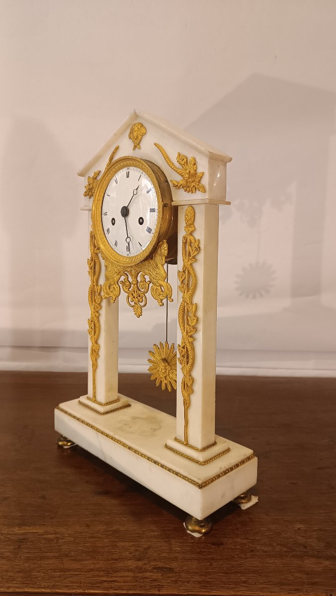 HORLOGE DE TEMPLE EN MARBRE BLANC SECONDE MOITIÉ DU 18ème SIÈCLE-photo-5