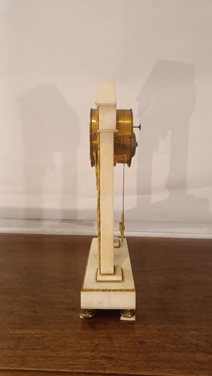 HORLOGE DE TEMPLE EN MARBRE BLANC SECONDE MOITIÉ DU 18ème SIÈCLE-photo-6