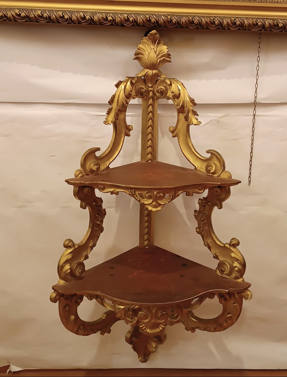 MEUBLE D'ANGLE EN BOIS DORÉ SECONDE MOITIÉ DU 19ème SIÈCLE