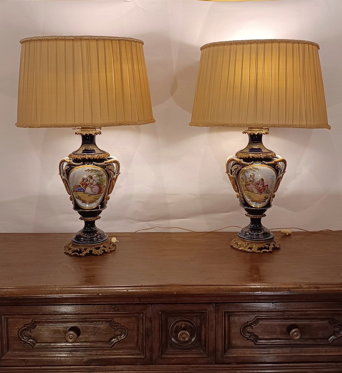 PAIRE DE LAMPES EN PORCELAINE DE SÈVRES FIN DU 19ème SIÈCLE