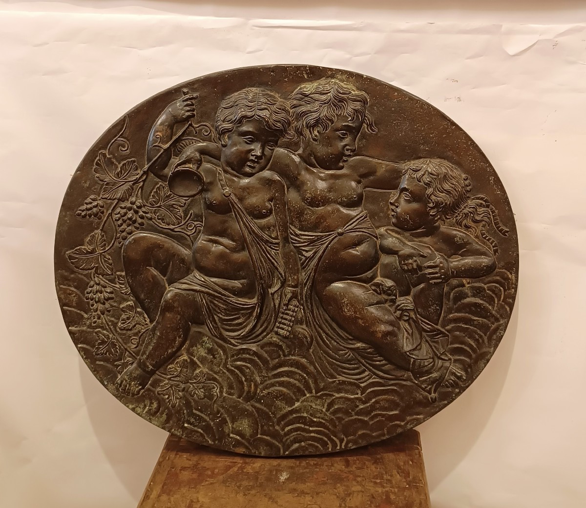 PLAQUE DÉCORATIVE EN BRONZE AVEC CUPIDONS SECONDE MOITIÉ DU 19ème SIÈCLE
