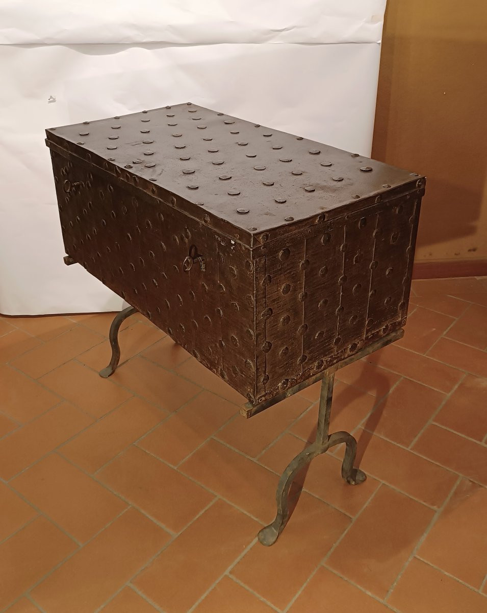 Mid-17th Century Iron Chest-photo-3