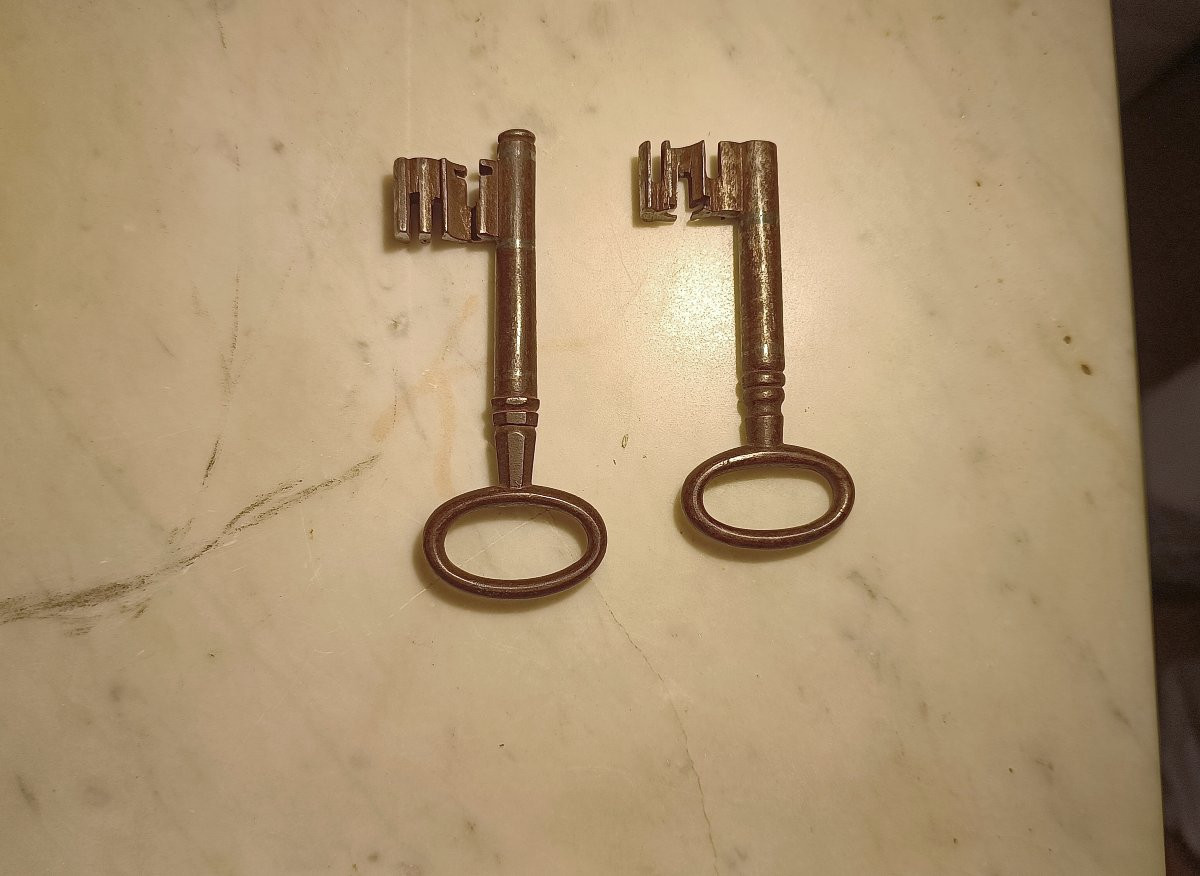 Mid-17th Century Iron Chest-photo-6