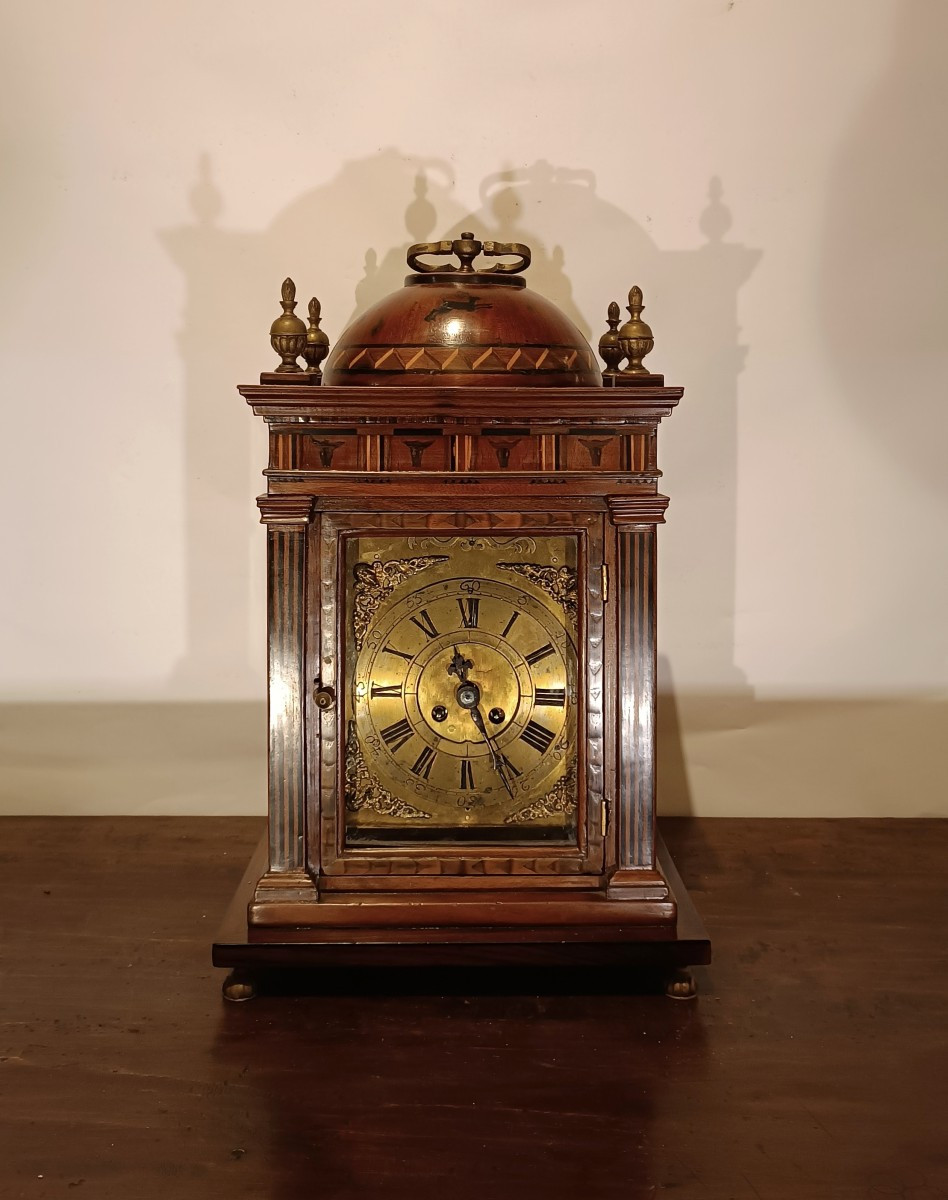 HORLOGE AVEC BOÎTIER EN BOIS MARQUETÉ FIN DU 17ème SIÈCLE