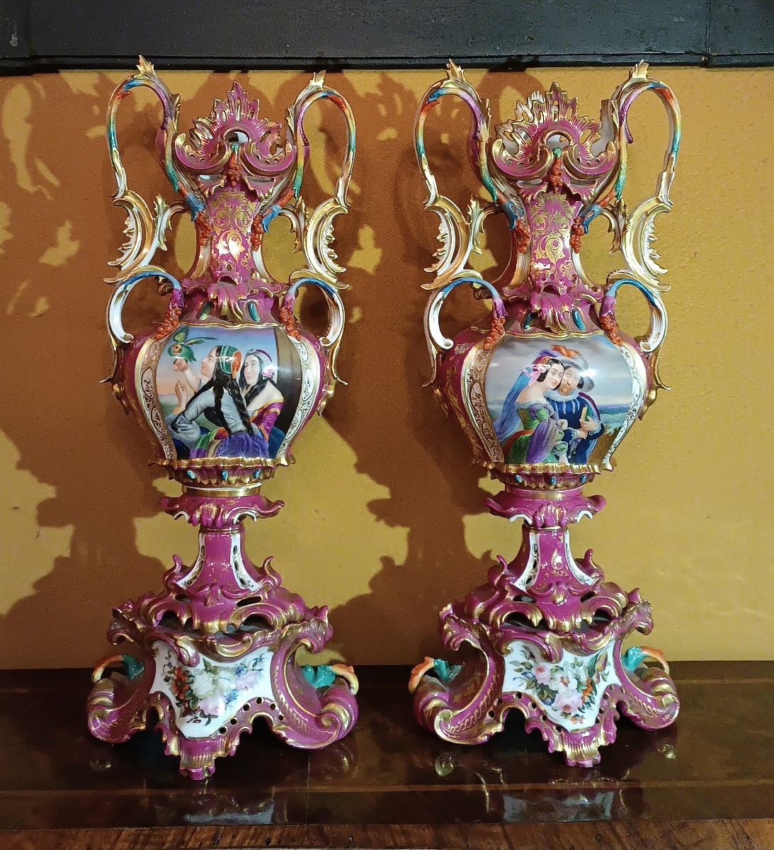 PAIRE DE VASES EN PORCELAINE JACOB PETIT SECONDE MOITIÉ DU 19ème SIÈCLE