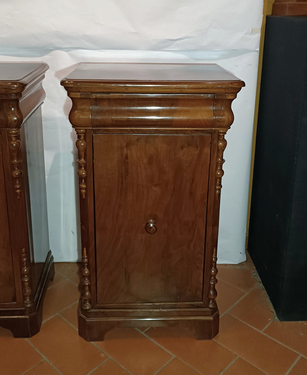 PAIRE DE TABLES DE CHEVET EN NOYER LOUIS-PHILIPPE PREMIÈRE MOITIÉ DU 19ème SIÈCLE-photo-2