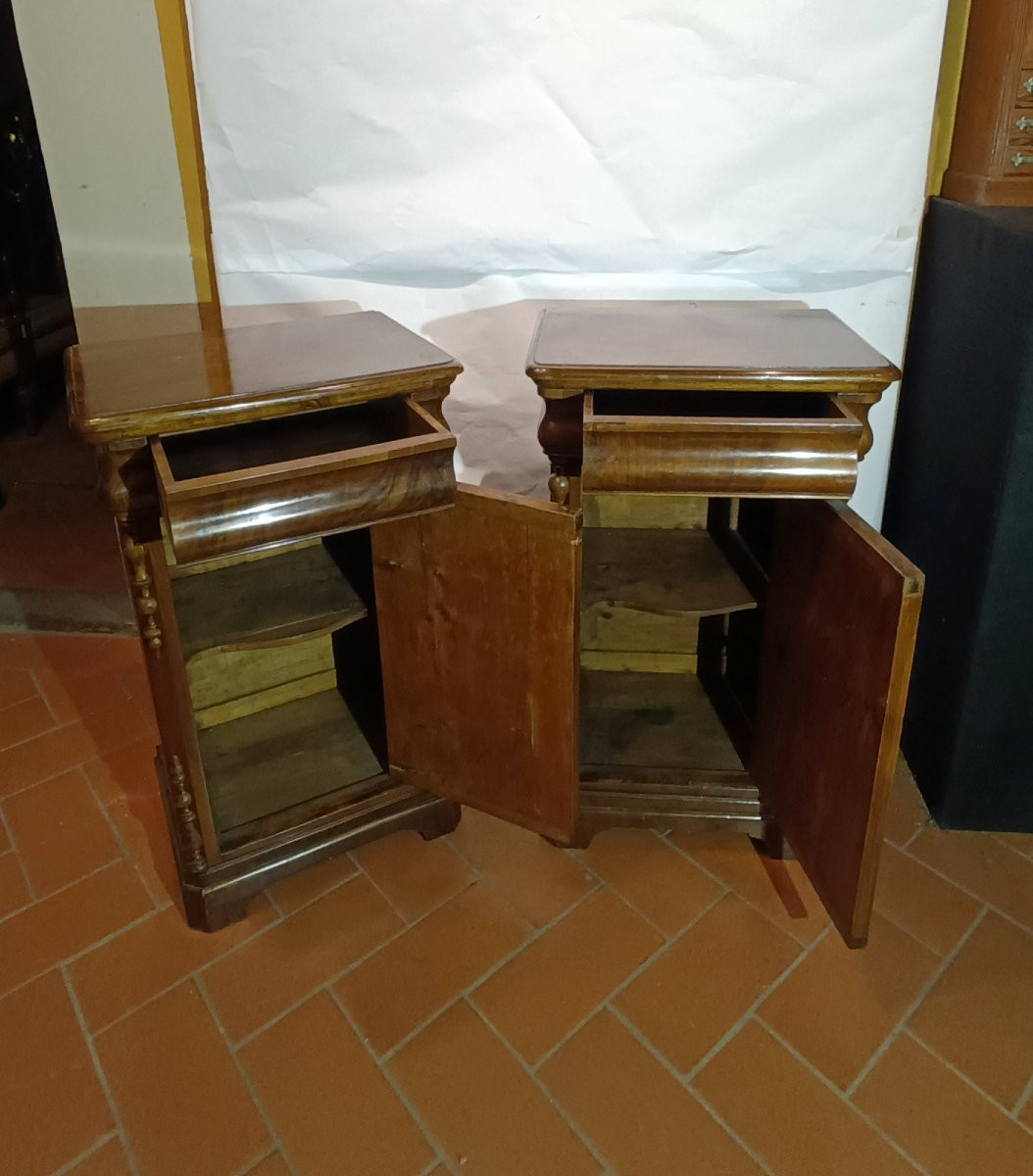 PAIRE DE TABLES DE CHEVET EN NOYER LOUIS-PHILIPPE PREMIÈRE MOITIÉ DU 19ème SIÈCLE-photo-2