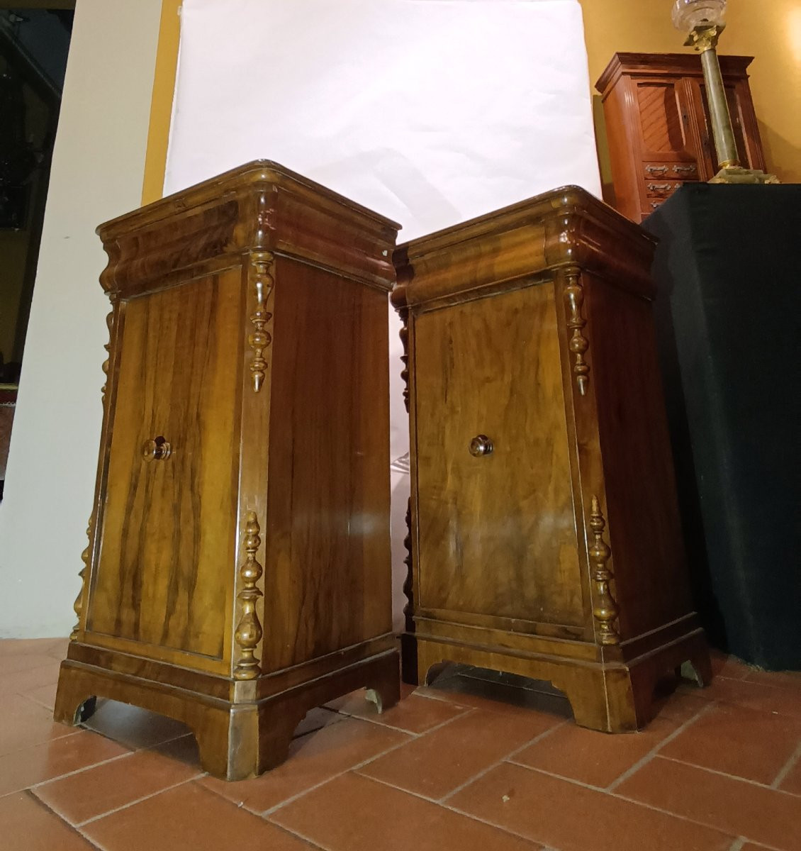 PAIRE DE TABLES DE CHEVET EN NOYER LOUIS-PHILIPPE PREMIÈRE MOITIÉ DU 19ème SIÈCLE-photo-4