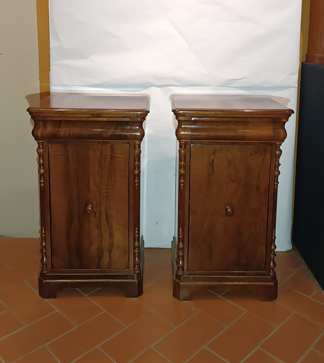 PAIRE DE TABLES DE CHEVET EN NOYER LOUIS-PHILIPPE PREMIÈRE MOITIÉ DU 19ème SIÈCLE