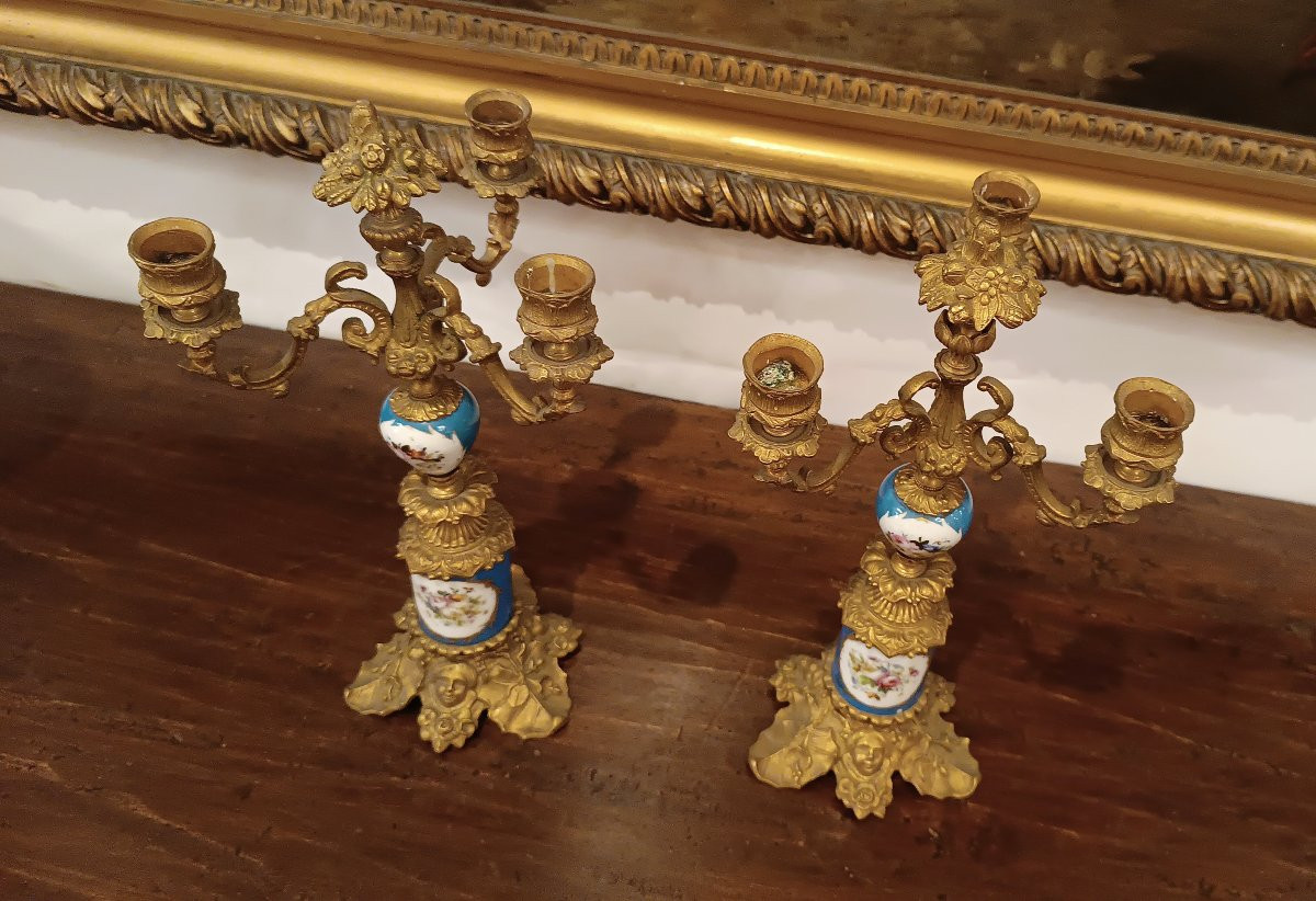 PAIRE DE CHANDREURS EN BRONZE DORÉ ET PORCELAINE DE SÈVRES MILIEU DU 19ème SIÈCLE-photo-2