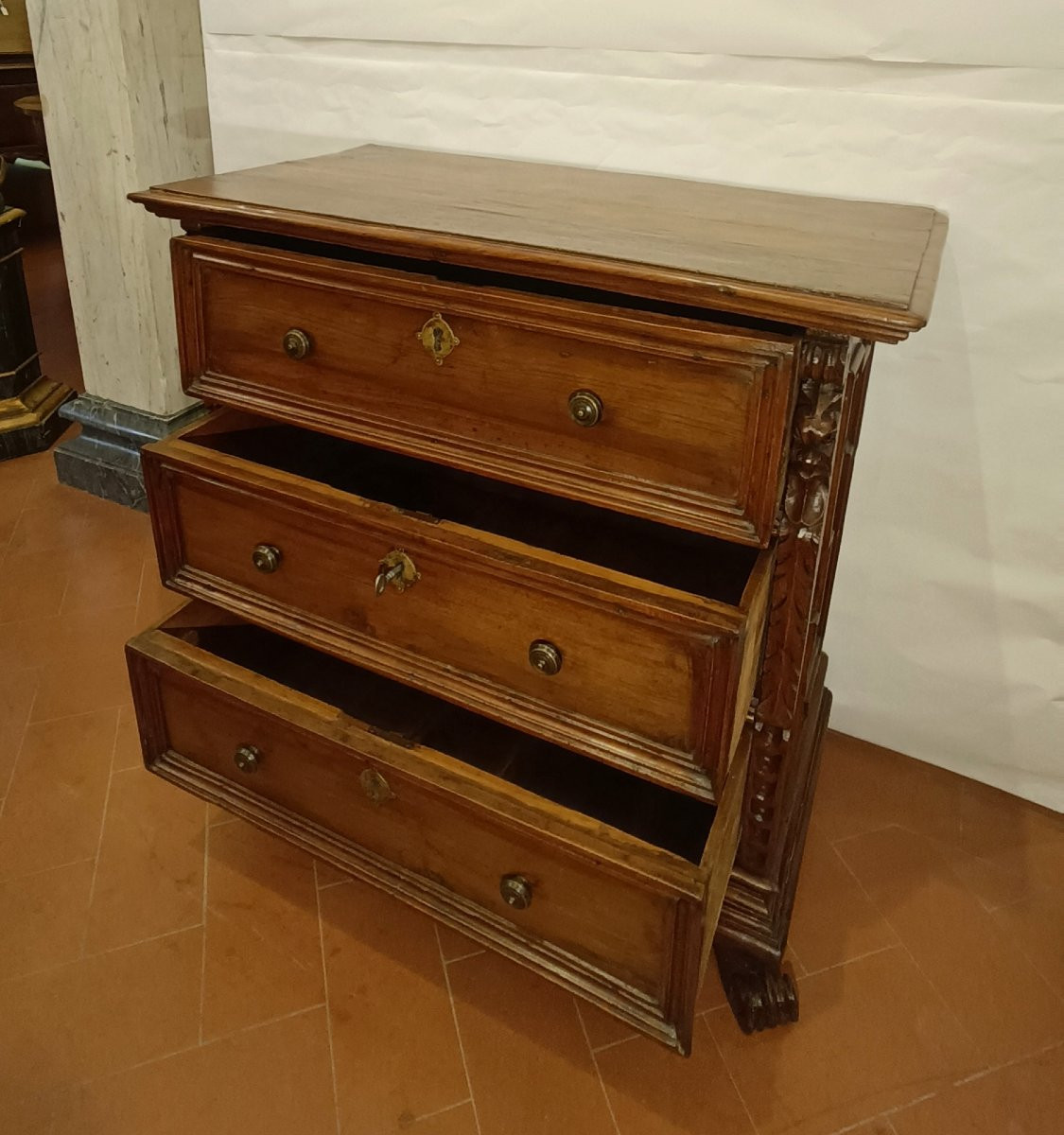 First Half Of The 17th Century Small Walnut Chest Of Drawers With Pilasters-photo-5