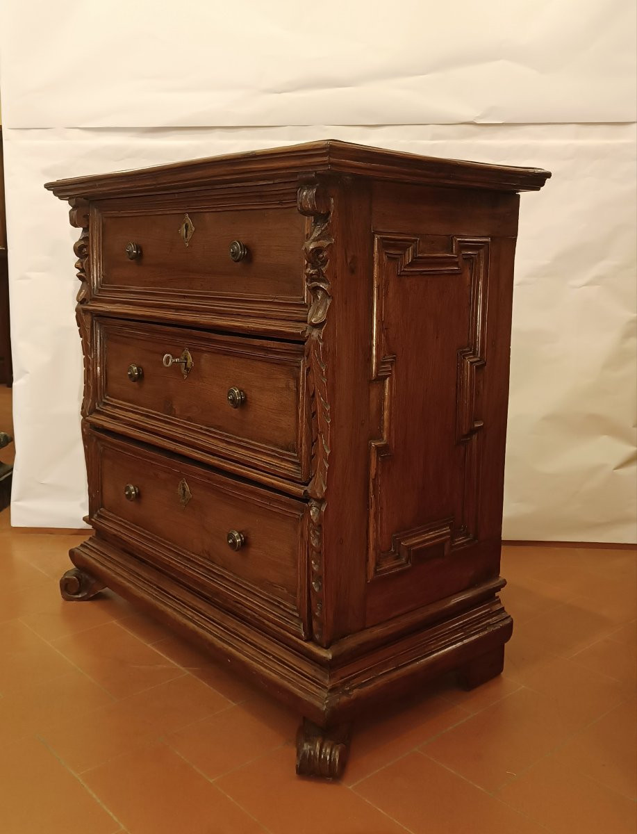 First Half Of The 17th Century Small Walnut Chest Of Drawers With Pilasters-photo-7