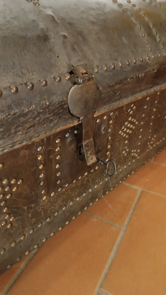 COFFRE DE CARROSSERIE EN CUIR FIN DU 17ème SIÈCLE-photo-1