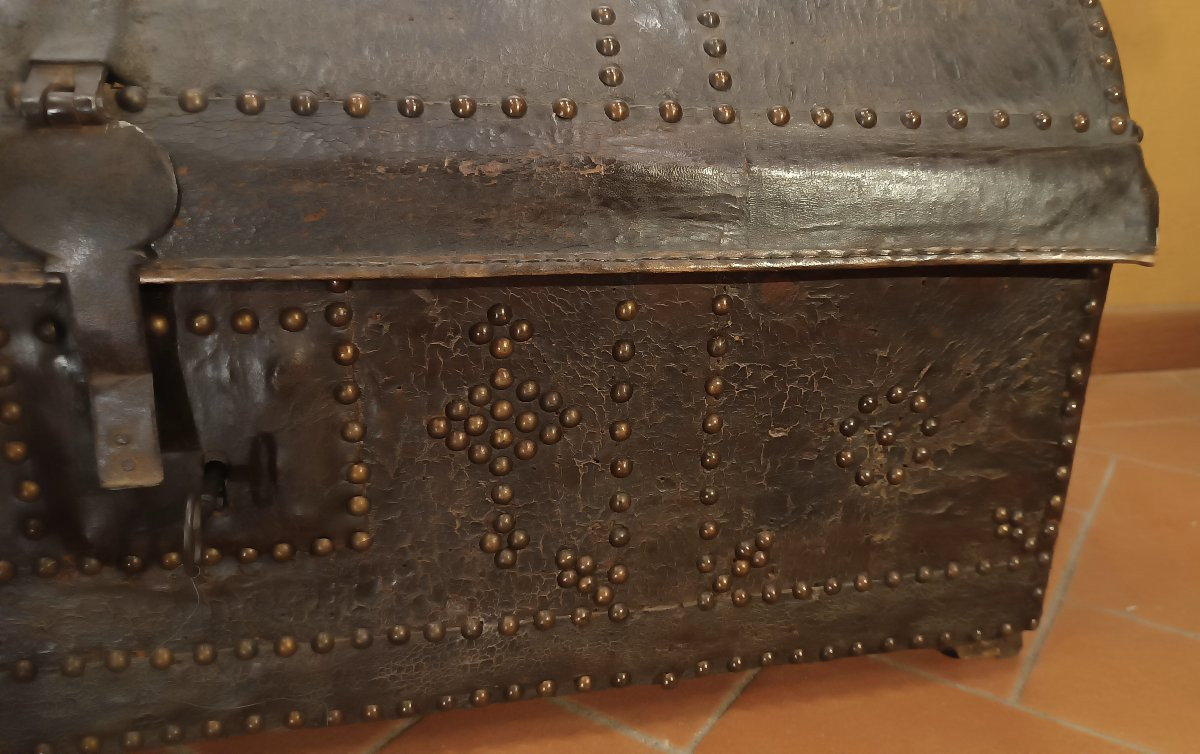 COFFRE DE CARROSSERIE EN CUIR FIN DU 17ème SIÈCLE-photo-8