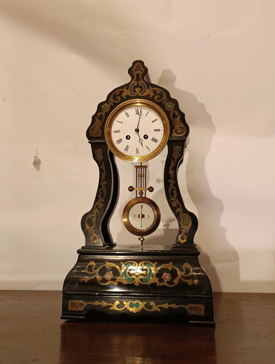 HORLOGE EN BOIS AVEC INCRUSTATIONS DE FER DORÉ MILIEU DU 19ème SIÈCLE-photo-2