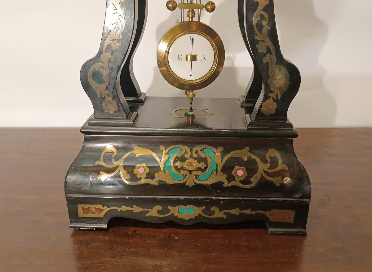 HORLOGE EN BOIS AVEC INCRUSTATIONS DE FER DORÉ MILIEU DU 19ème SIÈCLE-photo-6