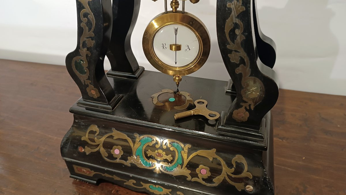HORLOGE EN BOIS AVEC INCRUSTATIONS DE FER DORÉ MILIEU DU 19ème SIÈCLE-photo-7