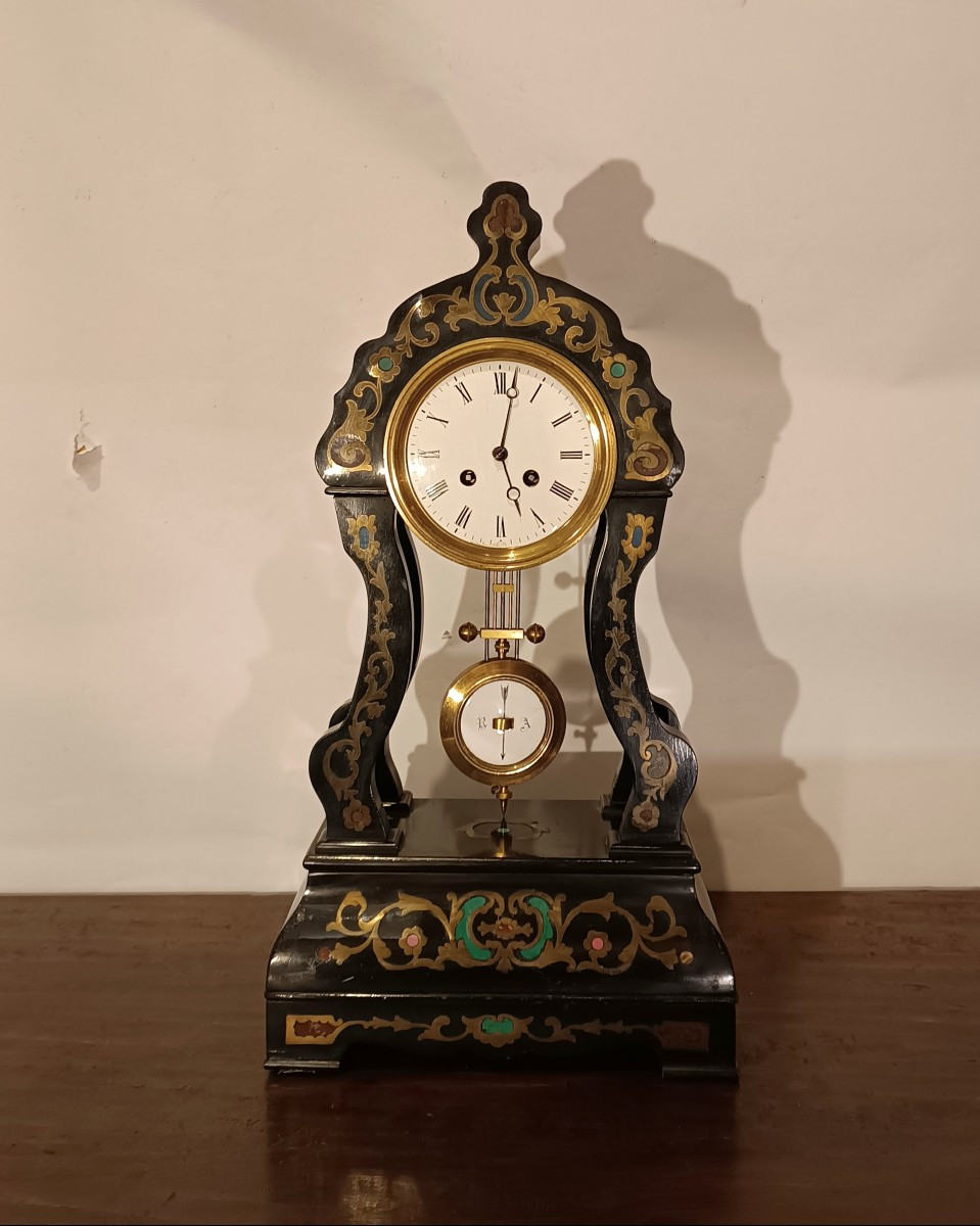 HORLOGE EN BOIS AVEC INCRUSTATIONS DE FER DORÉ MILIEU DU 19ème SIÈCLE