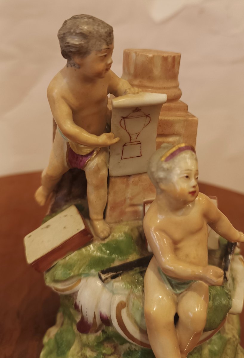 GROUPE EN PORCELAINE VIENNOISE "ALLÉGORIE DU DESSIN" SECONDE MOITIÉ DU 18ème SIÈCLE-photo-2