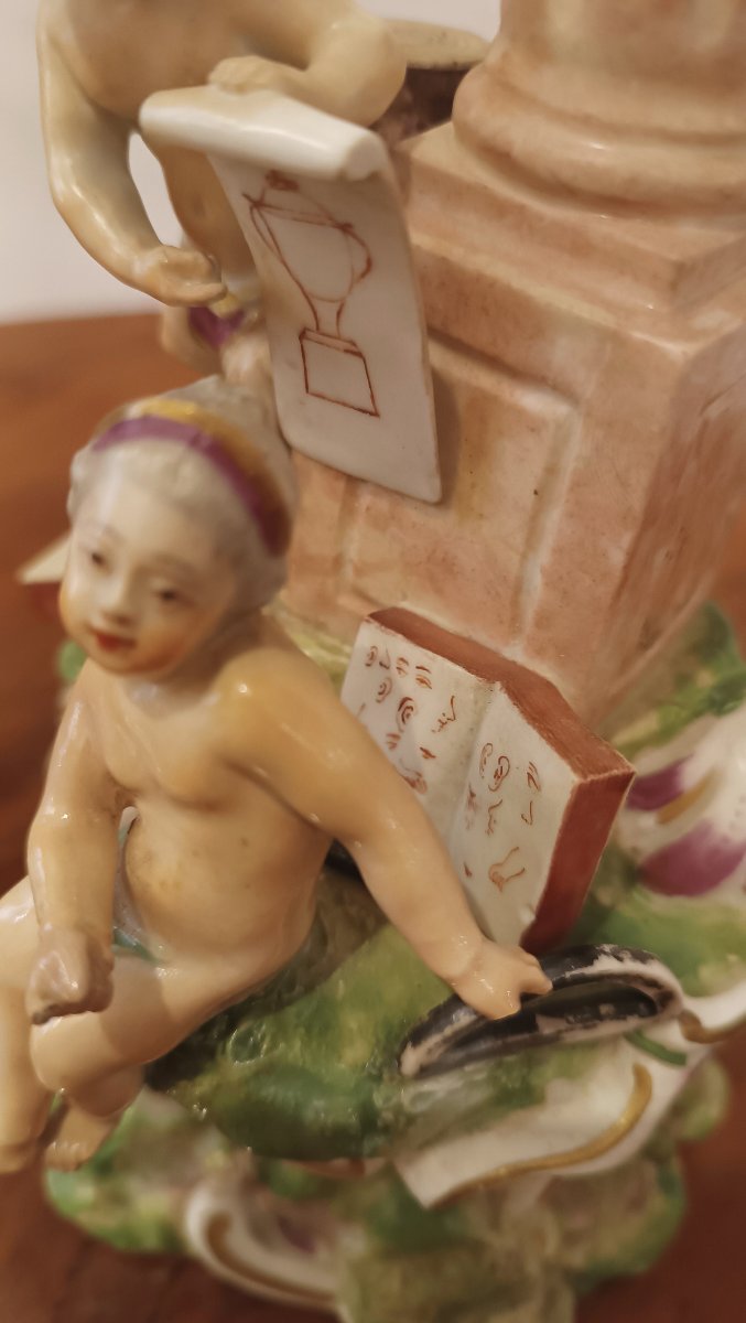 GROUPE EN PORCELAINE VIENNOISE "ALLÉGORIE DU DESSIN" SECONDE MOITIÉ DU 18ème SIÈCLE-photo-3