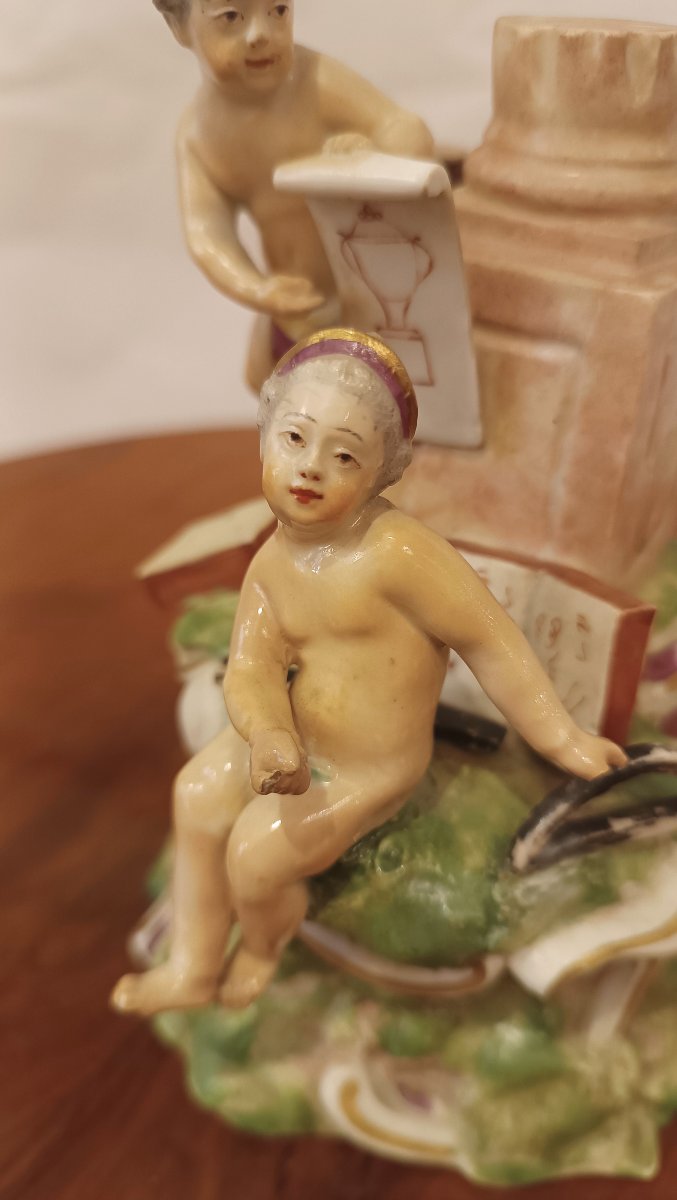 GROUPE EN PORCELAINE VIENNOISE "ALLÉGORIE DU DESSIN" SECONDE MOITIÉ DU 18ème SIÈCLE-photo-1