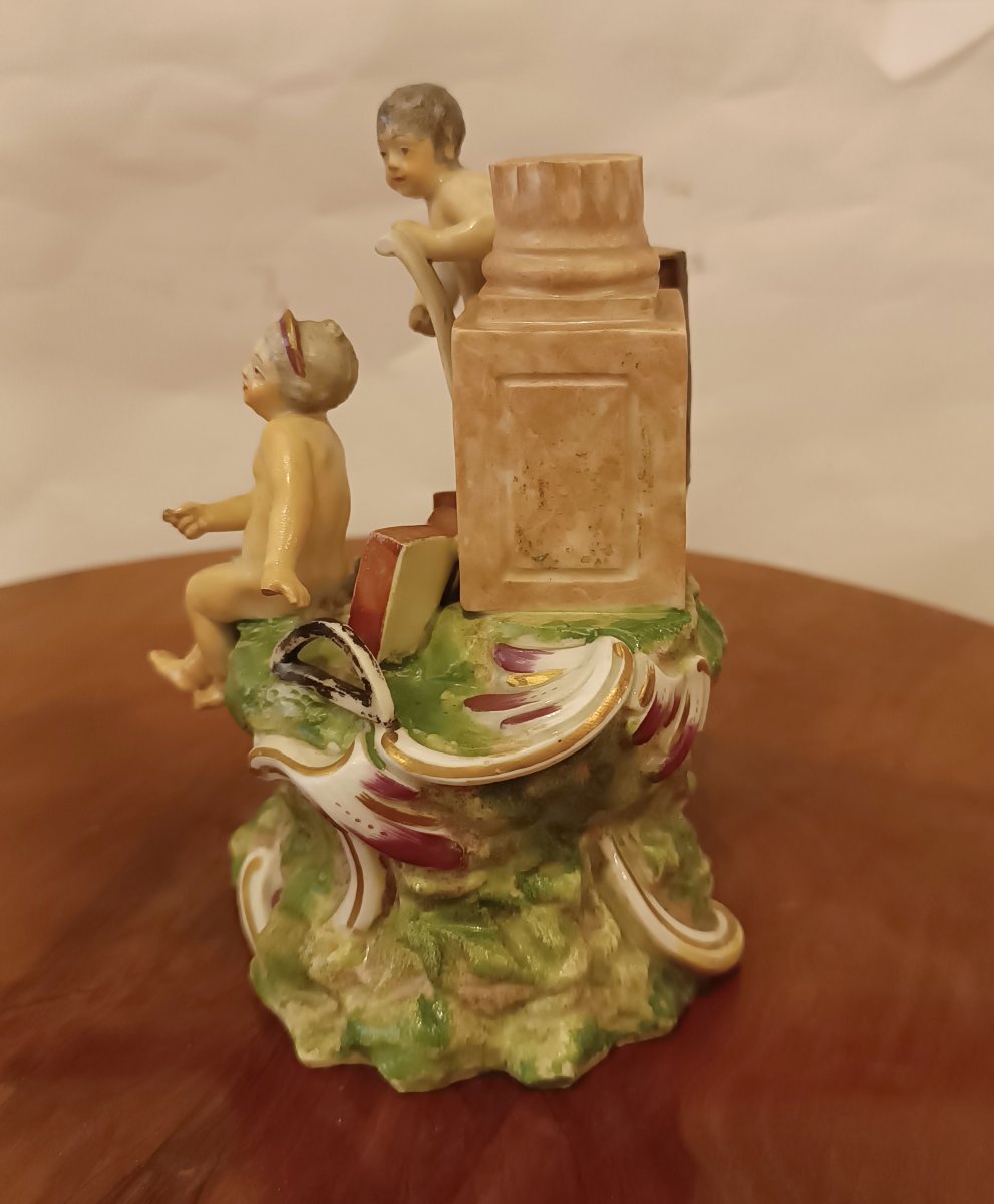 GROUPE EN PORCELAINE VIENNOISE "ALLÉGORIE DU DESSIN" SECONDE MOITIÉ DU 18ème SIÈCLE-photo-2