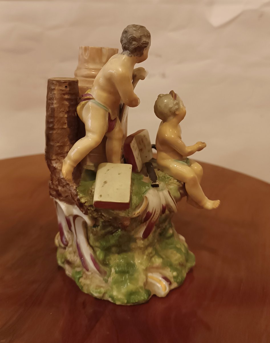 GROUPE EN PORCELAINE VIENNOISE "ALLÉGORIE DU DESSIN" SECONDE MOITIÉ DU 18ème SIÈCLE-photo-4