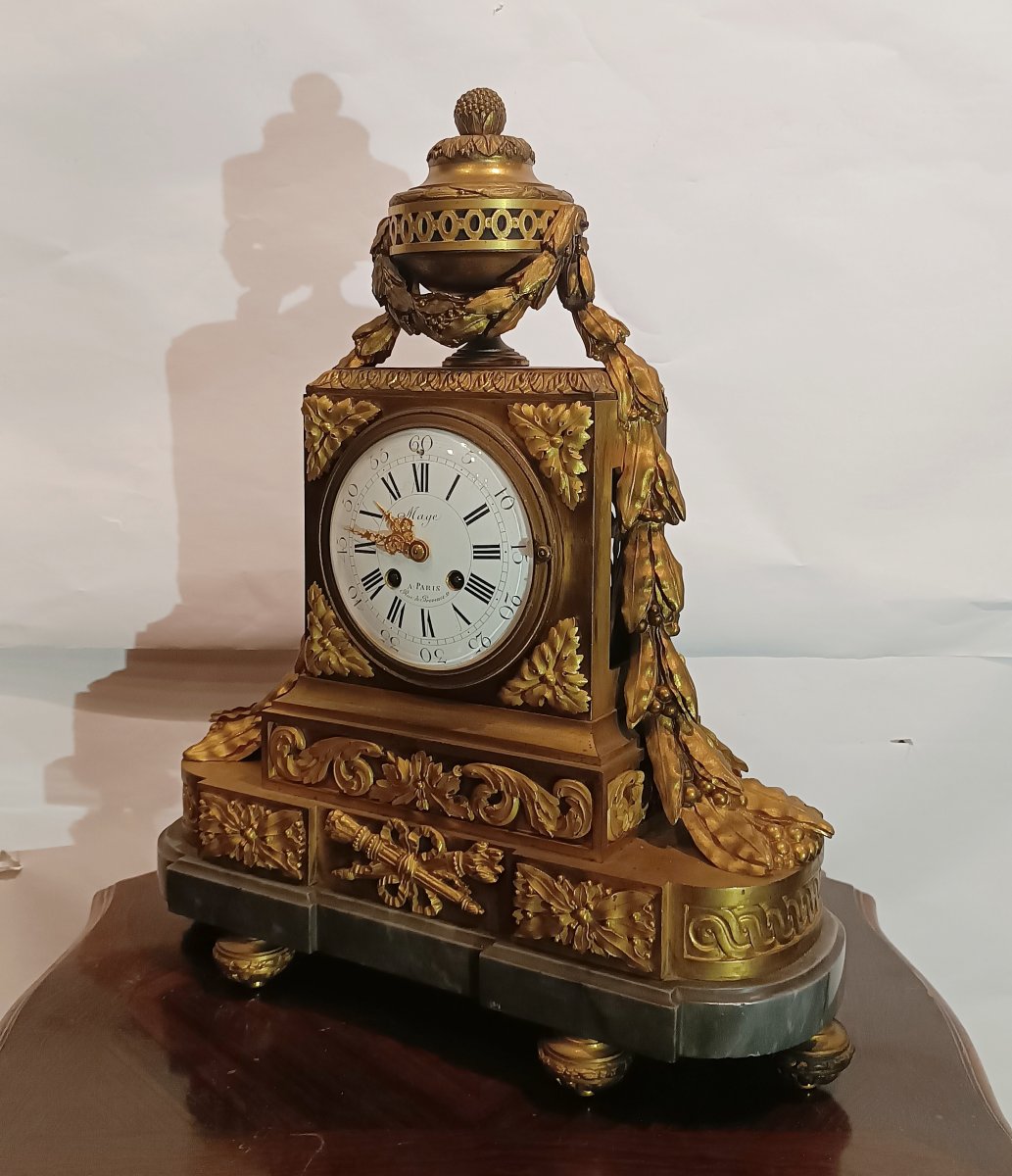 PENDULE EN BRONZE SUR SOCLE EN MARBRE DE BARDIGLIO PREMIÈRE MOITIÉ DU 19ème SIÈCLE-photo-2