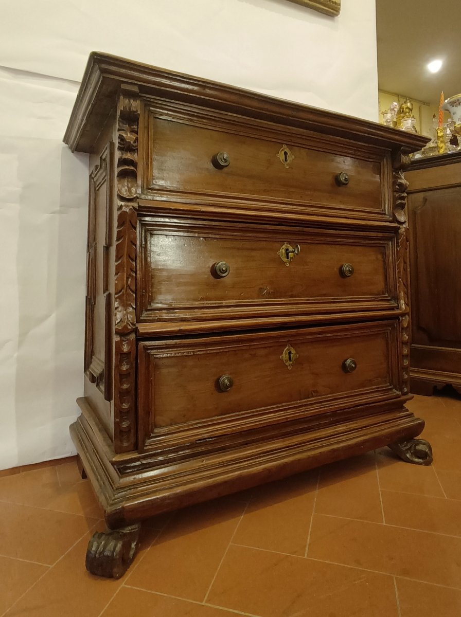First Half Of The 17th Century Small Walnut Chest Of Drawers With Pilasters-photo-4