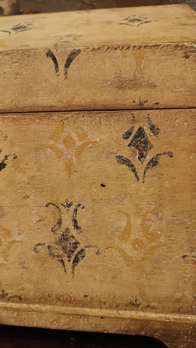 17th Century Small Painted Chest-photo-5