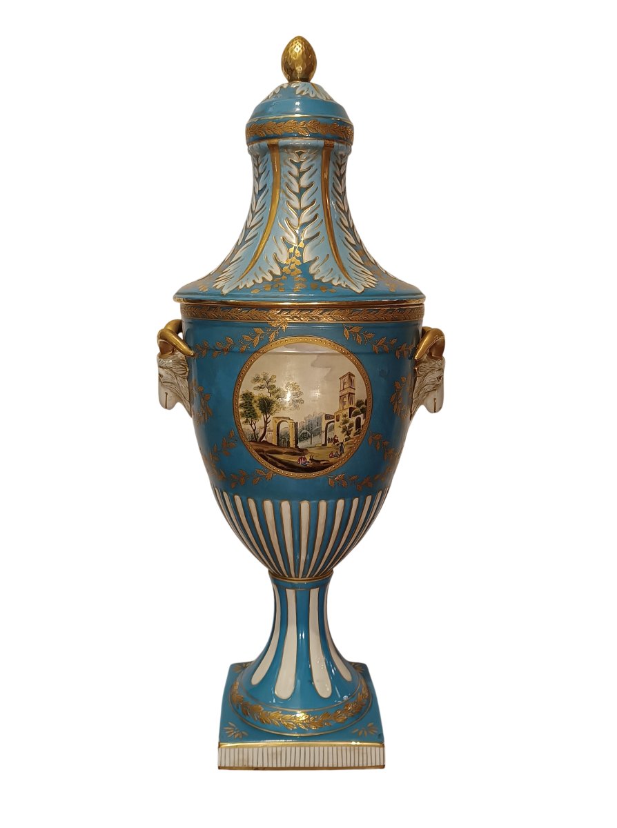 VASE EN PORCELAINE BLEUE SECONDE MOITIÉ DU 19ème SIÈCLE