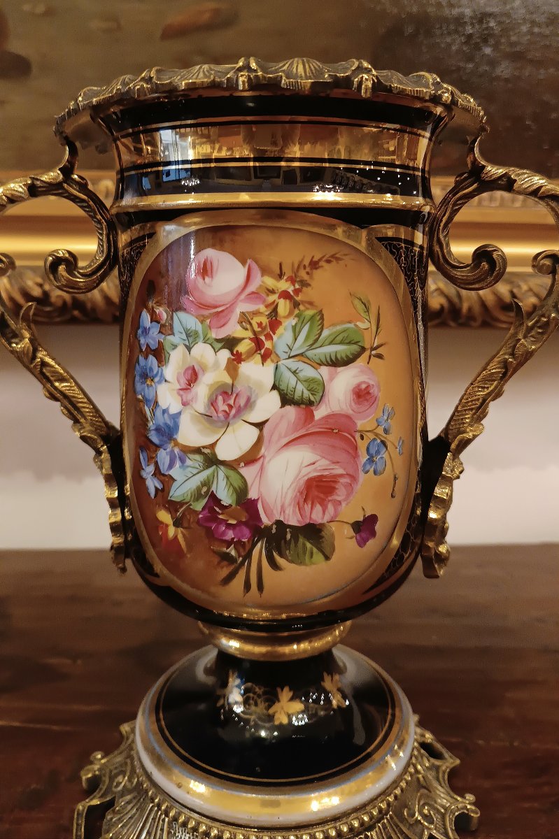 PAIRE DE VASES EN PORCELAINE ET BRONZE MILIEU DU 19ème SIÈCLE-photo-2