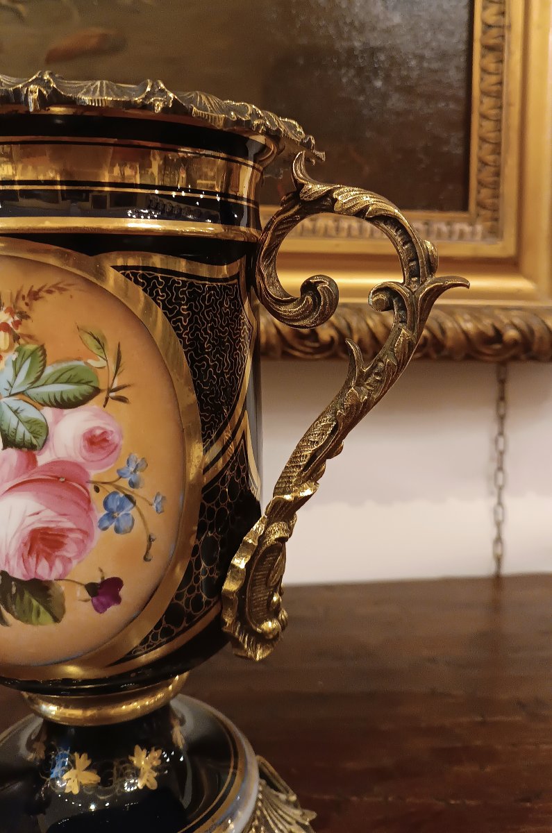PAIRE DE VASES EN PORCELAINE ET BRONZE MILIEU DU 19ème SIÈCLE-photo-4