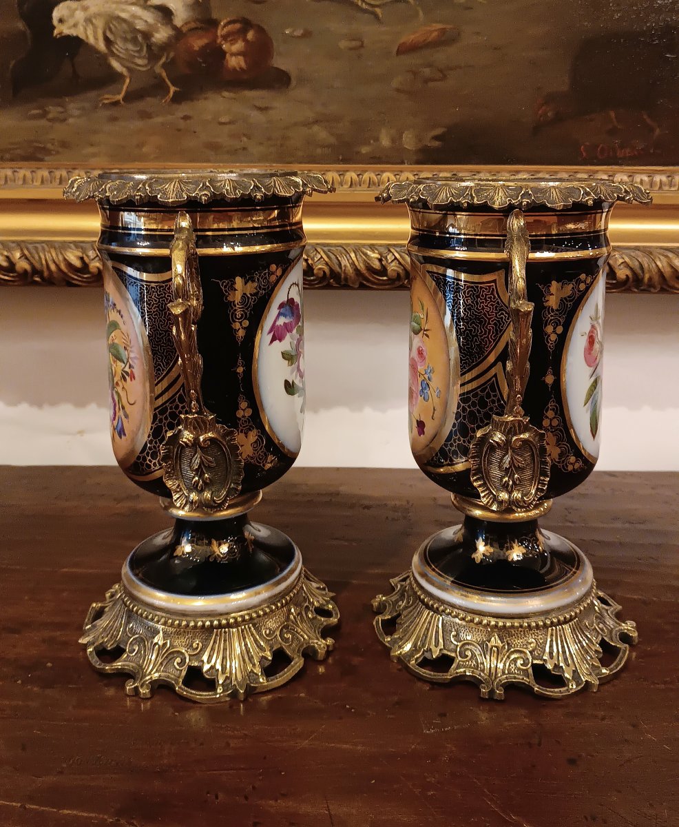 PAIRE DE VASES EN PORCELAINE ET BRONZE MILIEU DU 19ème SIÈCLE-photo-1