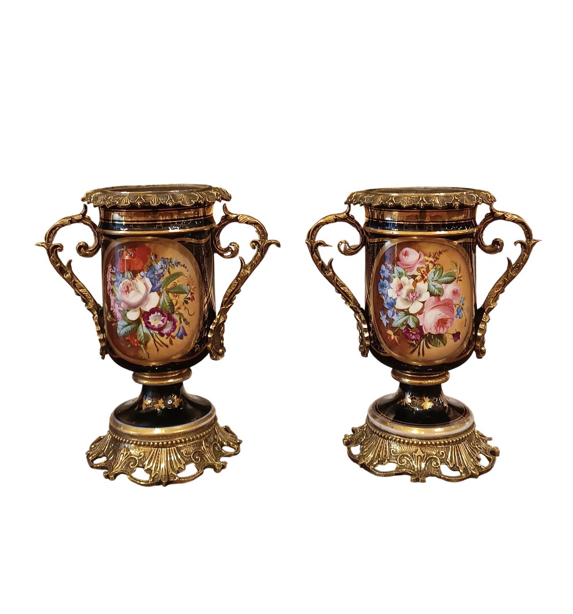 PAIRE DE VASES EN PORCELAINE ET BRONZE MILIEU DU 19ème SIÈCLE