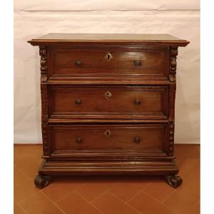 PETITE COMMODE EN NOYER À PILASTRES PREMIÈRE MOITIÉ DU 17ème SIÈCLE