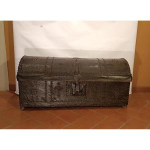 COFFRE DE CARROSSERIE EN CUIR FIN DU 17ème SIÈCLE
