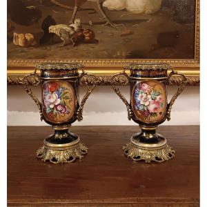 PAIRE DE VASES EN PORCELAINE ET BRONZE MILIEU DU 19ème SIÈCLE