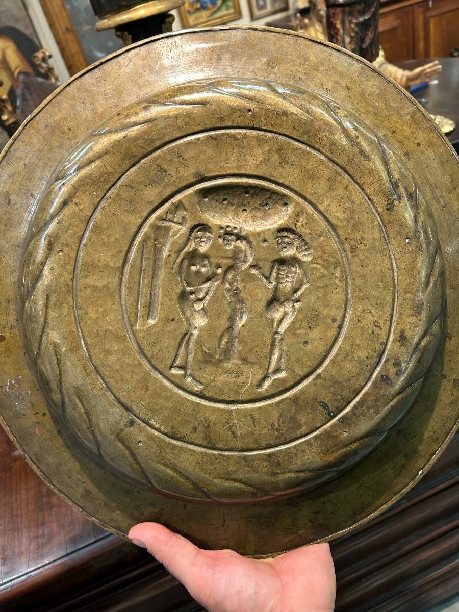 Assiette d'Aumônier En Cuivre Repoussé, Numberg XVIe Siècle-photo-2