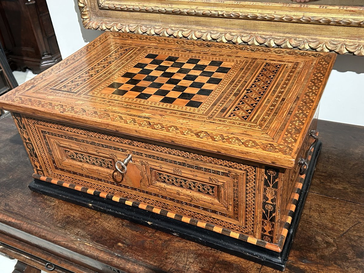 Precious Carthusian Chest Richly Inlaid In Fine Woods With Chessboard, Early 16th Century.-photo-3