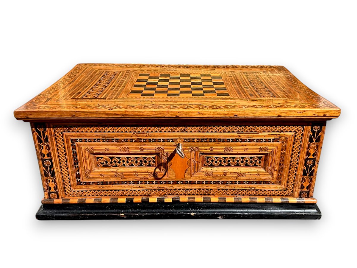 Precious Carthusian Chest Richly Inlaid In Fine Woods With Chessboard, Early 16th Century.-photo-4