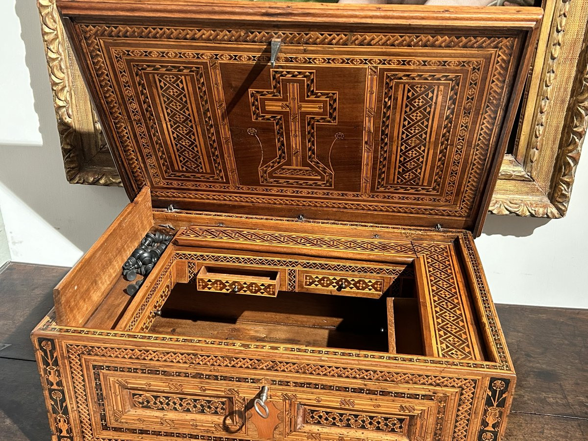 Precious Carthusian Chest Richly Inlaid In Fine Woods With Chessboard, Early 16th Century.-photo-7