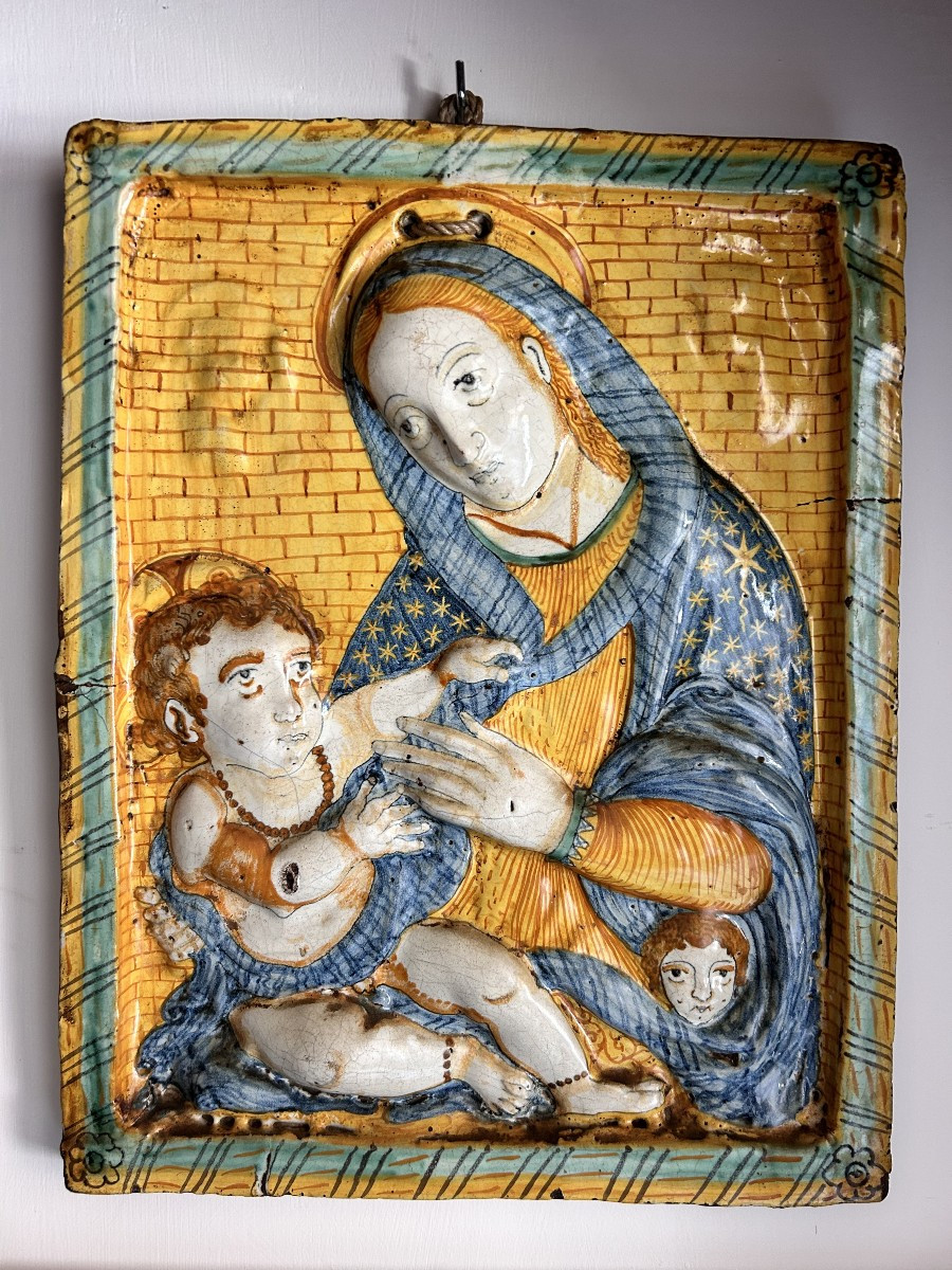 Vierge à l'Enfant, ancienne plaque en céramique polychrome de Deruta du milieu du XVIIe siècle