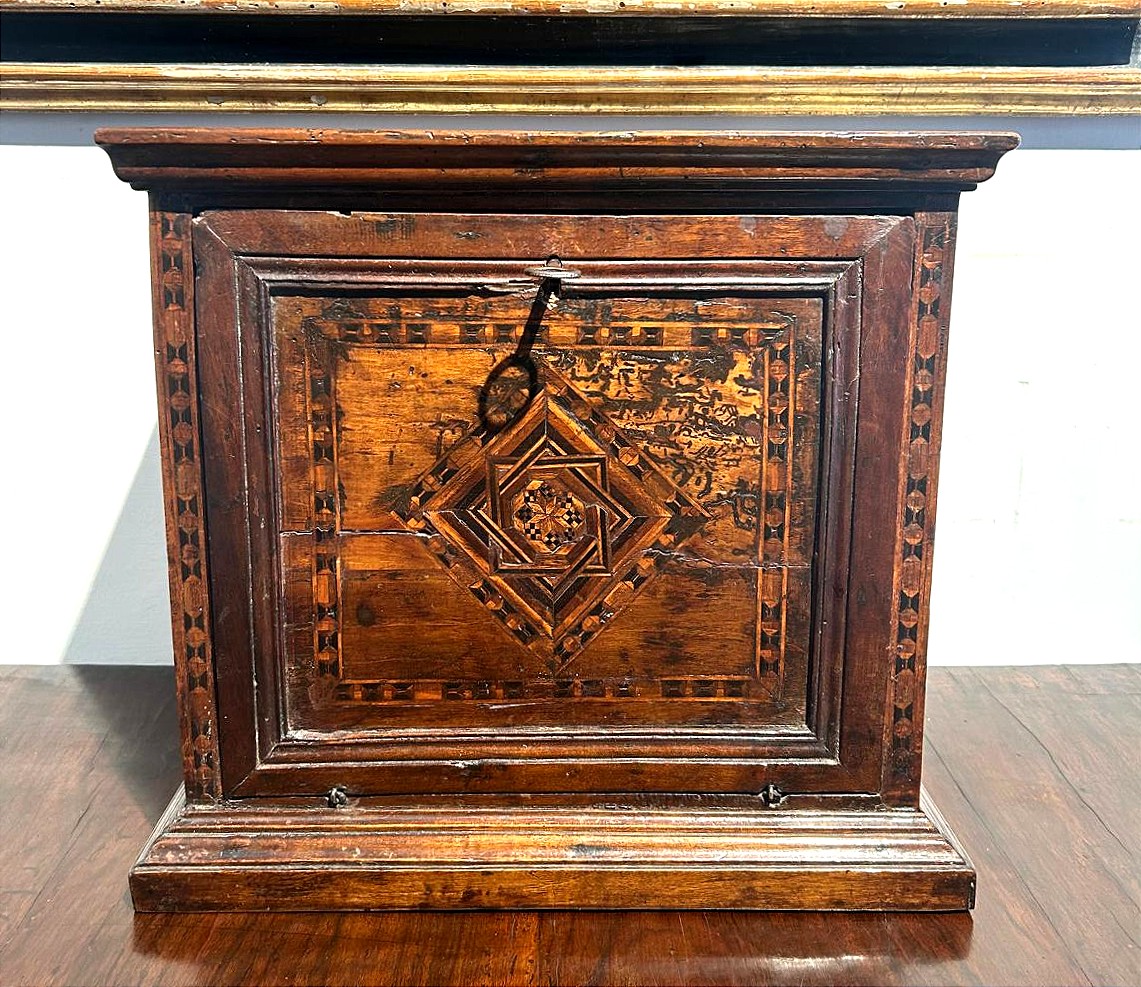 Petite Et Rare Armoire à Monnaie Avec Incrustations Chartreuses.