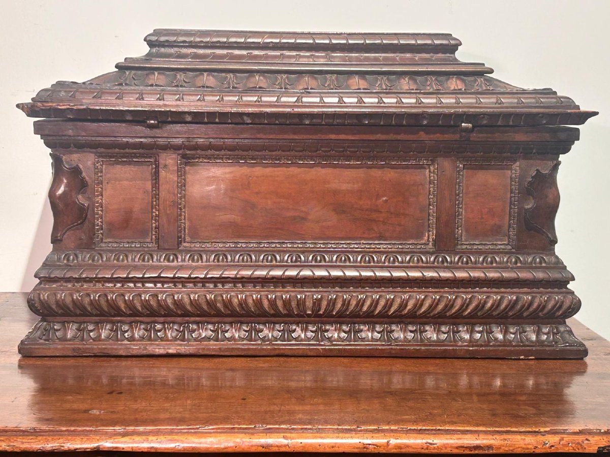 Finely Carved Walnut Centre Chest, 16th Century Tuscany.-photo-3